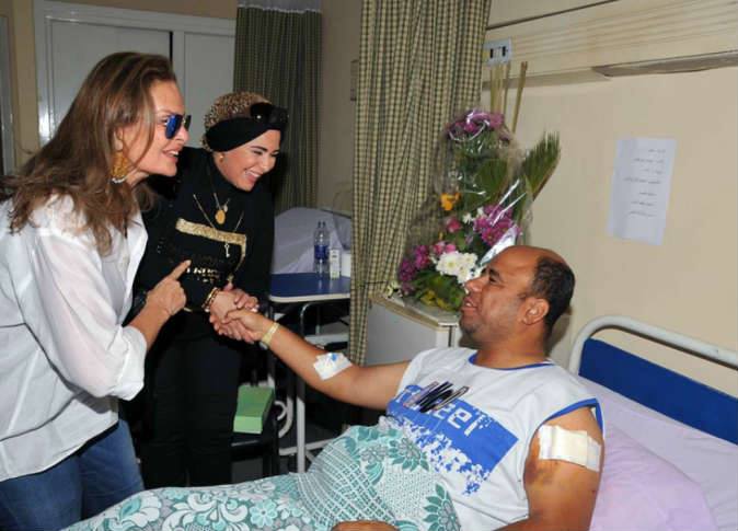 بالصور .. وفد من نجوم الفن يزور مصابي انفجار الشيخ زويد بالمجمع الطبي بالمعادي 6 1544321_1007413369275134_4389202102310772045_n