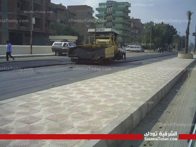 بالصور .. إستئناف عمليات رصف الطريق بشيبة والنكارية بالزقازيق 1 2