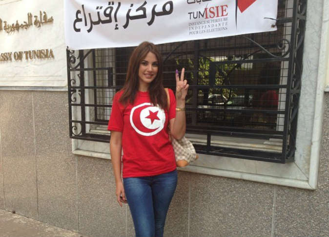 بالصور .. درة تدلي بصوتها في الانتخابات البرلمانية التونسية 2 2