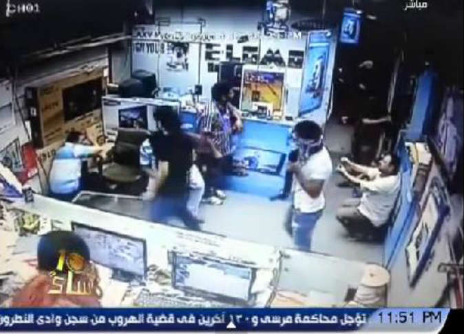 بالفيديو |ملثمون يسطون على محل لسرقة محتوياته 1 256247_0