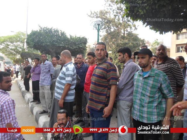 بالصور .. وقفة لعمال مصنع نورميداس للغزل والنسيج أمام القوى العاملة بالزقازيق للمطالبة بالمستحقات 1 2