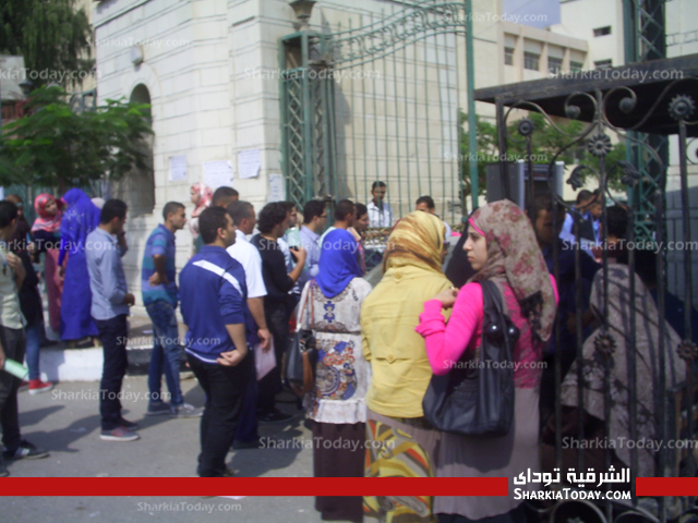 بالصور .. توافد طلاب جامعة الزقازيق ظناً بأن اليوم بدء الدراسة وسط تشديدات أمنية مكثفة 1 3-,,,