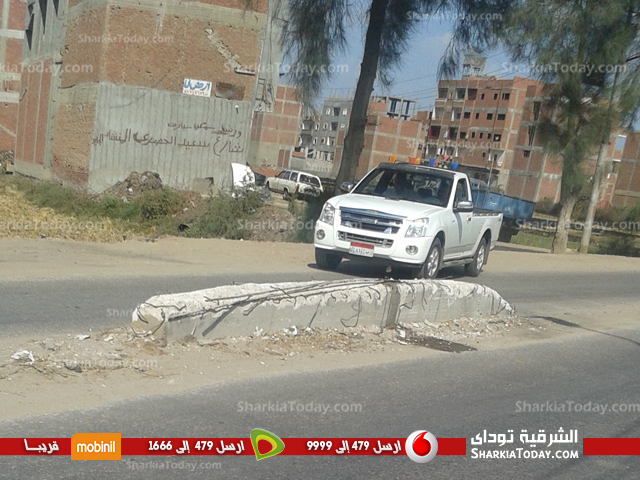 تهدُم الحواجز الخرسانية بطريق هرية بالزقازيق يثير غضب المواطنين 3 3