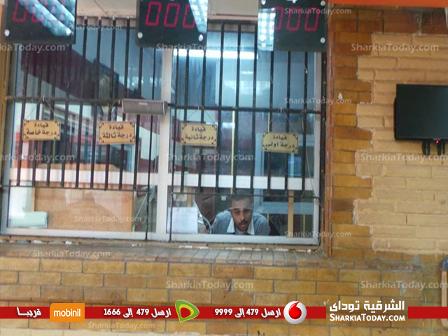 بالصور : ضابط بالشرقية ينشئ أول صالة مرور ذكية.. الصالة مزودة بـ32 كاميرا لمراقبة شوارع منيا القمح على مدار 24 ساعة.. وساعدت فى كشف العناصر الإرهابية المتهمة بوضع المتفجرات على قطبان السكك الحديدية 3 3