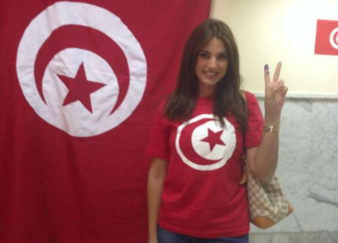بالصور .. درة تدلي بصوتها في الانتخابات البرلمانية التونسية 3 3