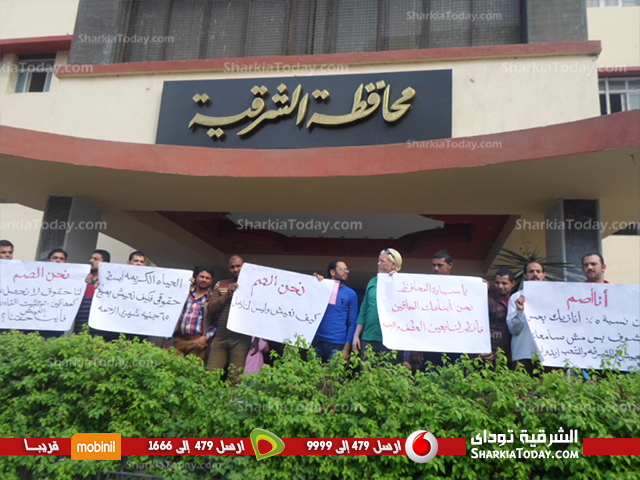 بالصور : وقفة لمتعاقدى الصم والبكم بالتربية والتعليم أمام مبنى المحافظة للمطالبة بالتثبيت 1 5
