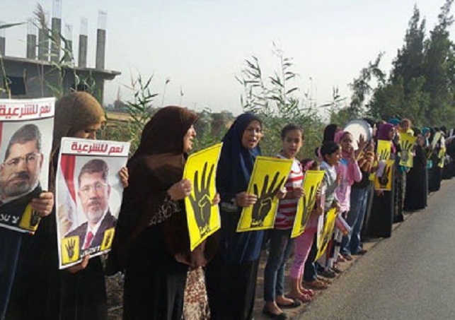 سلاسل بشرية لمؤيدي مرسي تحت شعار "العسكر يبيع سينا" بالشرقية 1 Human-chain-1934-00