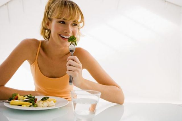 7 خطوات فقط تحافظين بها على جمالك.. تعرفى عليها 4 food-