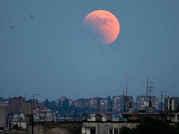 البحوث الفلكية : الخسوف الكلى الأخير للقمر هذا العام الاربعاء القادم 1 total-lunar-eclipse-june-2011-city_36583_600x450
