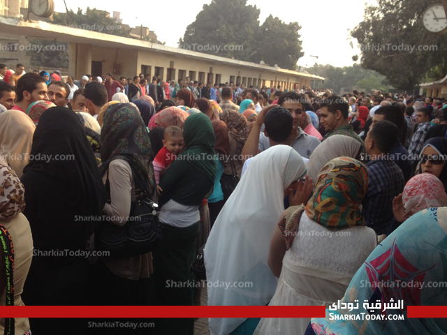 إزدحام شديد برصيف " الزقازيق - المنصورة " بمحطة الزقازيق بعد انتظام حركة القطارات 1 المستطيلة