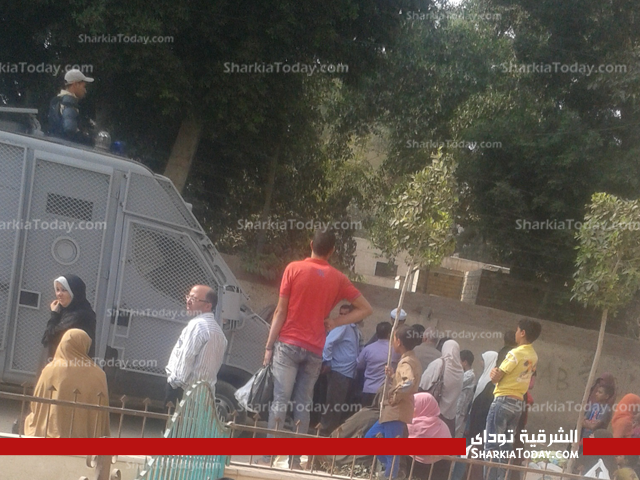 بالصور .. تواجد أهالى سجناء أبوحماد أمام مركز الشرطة للمطالبة بمد فترة الزيارة 1 المستطيلة