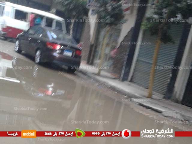 بالصور... إنفجار ماسورة صرف صحي بحى الزهور بالزقازيق 1 انفجار ماسورة صرف صحي بالزقازيق (2)