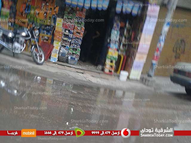 بالصور... إنفجار ماسورة صرف صحي بحى الزهور بالزقازيق 3 انفجار ماسورة صرف صحي بالزقازيق (3)