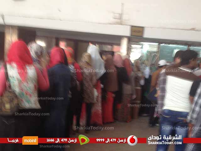 بالصور | توافد الطلاب لمحطة الزقازيق لعمل إشتراكات القطار السنوية 3 توافد الطلاب لمحطةالزقازيق لعمل إشتراكات القطار السنوية (1)