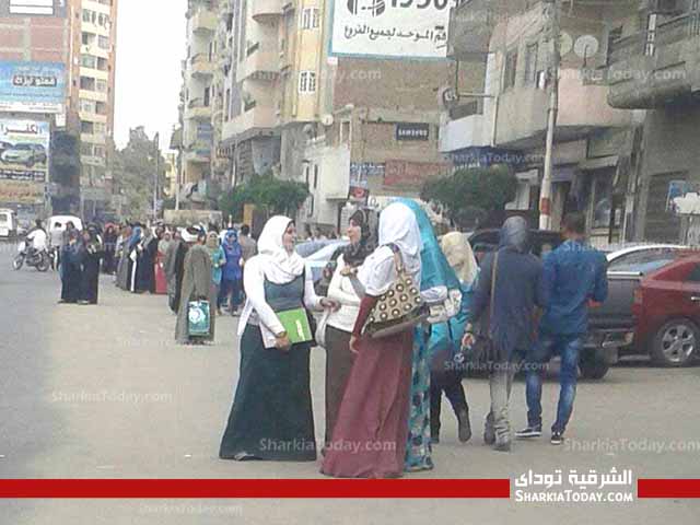 قلة سيارات السرفيس تجبر الطلاب السير علي الاقدام فى أول يوم جامعى بالزقازيق 1 قلة سيارات السرفيس تجبر الطلاب السير علي الاقدام فى اول يوم جامعى