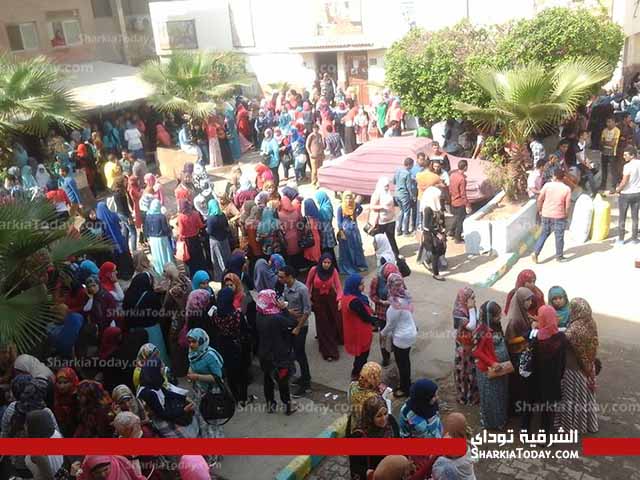 بالصور| إقبال الطلاب علي كلية التربية النوعية بالزقازيق وسط تشديدات أمنية مكثفة 1 كلية تربية نوعية جامعة الزقازيق