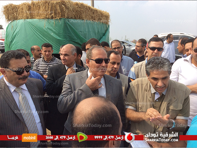 بالصور : وزير البيئة ومحافظ الشرقية يتفقدان مواقع جمع قش الارز بقرى الشرقية 1 محافظ ووزير