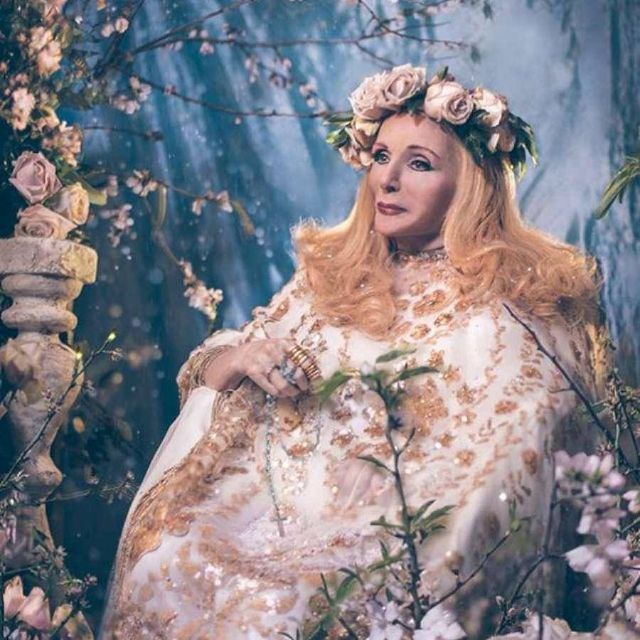شاهد آخر صورة رسمية للراحلة صباح 3 10805244_10152855792150575_1001343360_n
