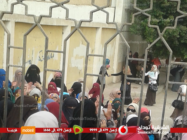 بالصور .. مظاهرة لطالبات جامعة الأزهر بالزقازيق أمام البوابة الرئيسية للجامعة 1 1,,