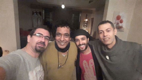 بالصور.. منير يحتفل بنجاح حفل "الأهرام الكندية" بسيلفي بمنزله 1 1