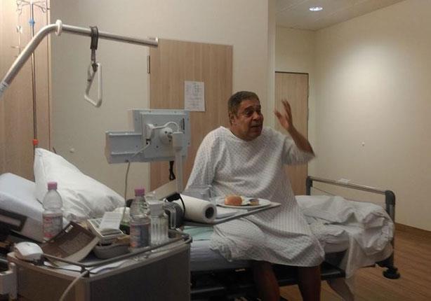 شاهد : سامي العدل يعود للقاهرة بعد إجراء جراحة ناجحة بألمانيا 5 2014_11_27_4_13_43_729