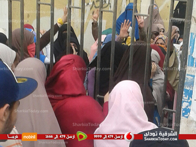 بالصور .. مظاهرة لطالبات جامعة الأزهر بالزقازيق أمام البوابة الرئيسية للجامعة 2 2,,,