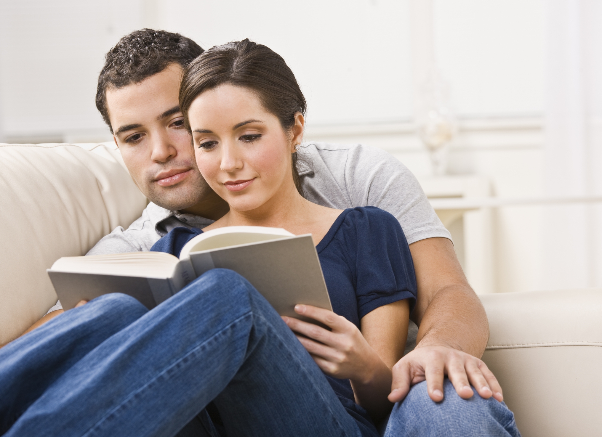 8 علامات تؤكد أنكِ اخترتِ الرجل المناسب .. تعرفى عليها 10 http://www.dreamstime.com/royalty-free-stock-images-cozy-couple-reading-book-image9913199