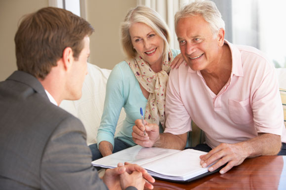 8 علامات تؤكد أنكِ اخترتِ الرجل المناسب .. تعرفى عليها 7 senior-couple-with-financial-advisor