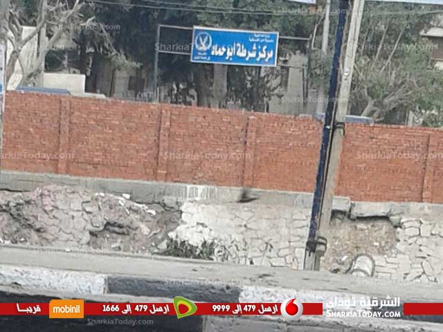 شاهد : بناء حائط أمام مركز شرطة أبو حماد لحمايته 1 بناء حائط أمام مركز شرطة أبو حماد لحمايته (1)
