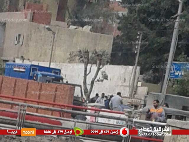 شاهد : بناء حائط أمام مركز شرطة أبو حماد لحمايته 2 بناء حائط أمام مركز شرطة أبو حماد لحمايته (2)