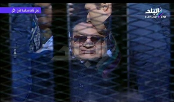 نظر استشكال مبارك ونجليه في "القصور الرئاسية" 5 ديسمبر 9 علاء وجمال يقبلان رأس مبارك بعد الحكم ببراءتهم.. والديب يصفق فرحا