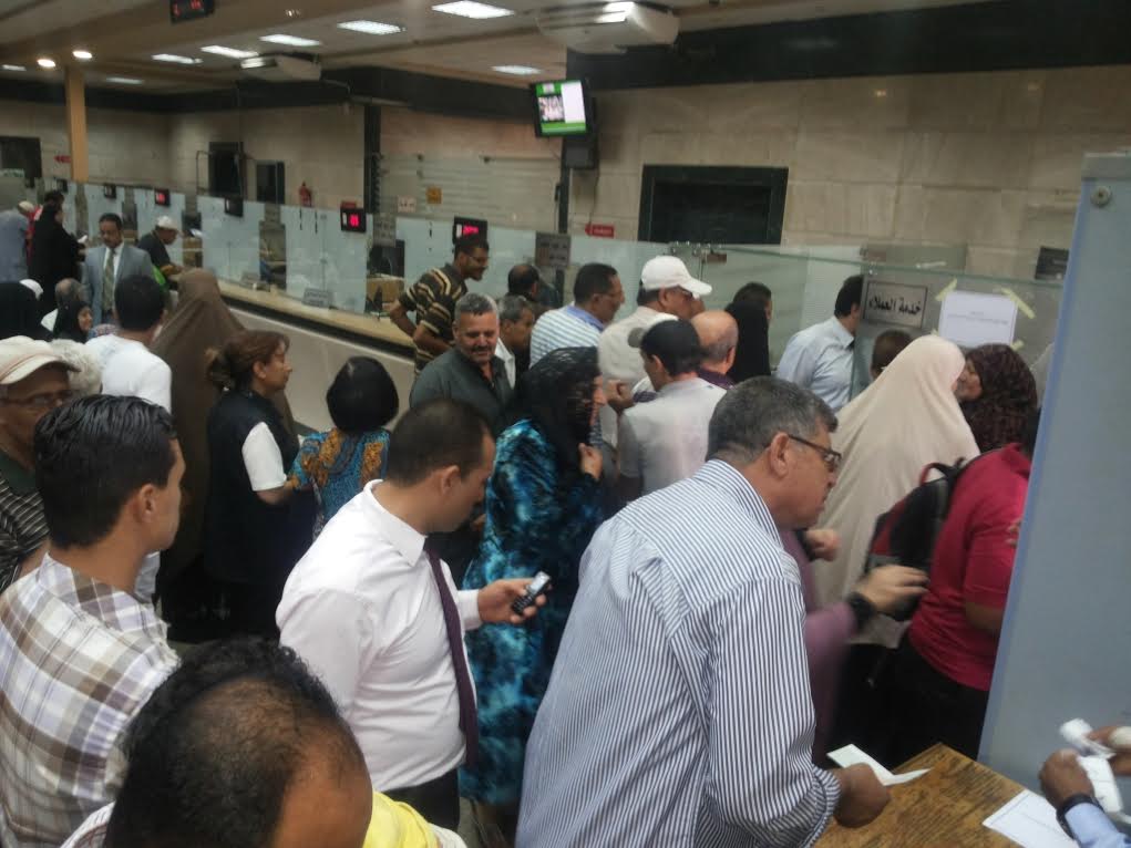 المصريون يجنون ثمار استثماراتهم في شهادات «قناة السويس» 1 إقبال-المواطنين-على-شراء-شهادات-استثمار-قناة-السويس-الجديدة-بالإسماعيلية