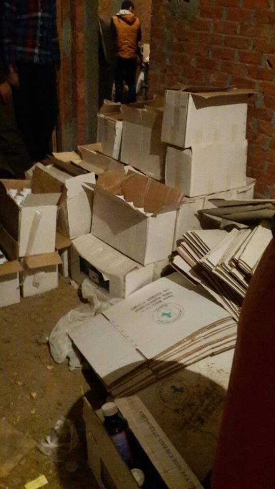 بالصور .. ضبط مصنع لتصنيع الأسمدة والمبيدات المغشوشة ببلبيس 2 10409064_611317742328918_4416488721099855618_n