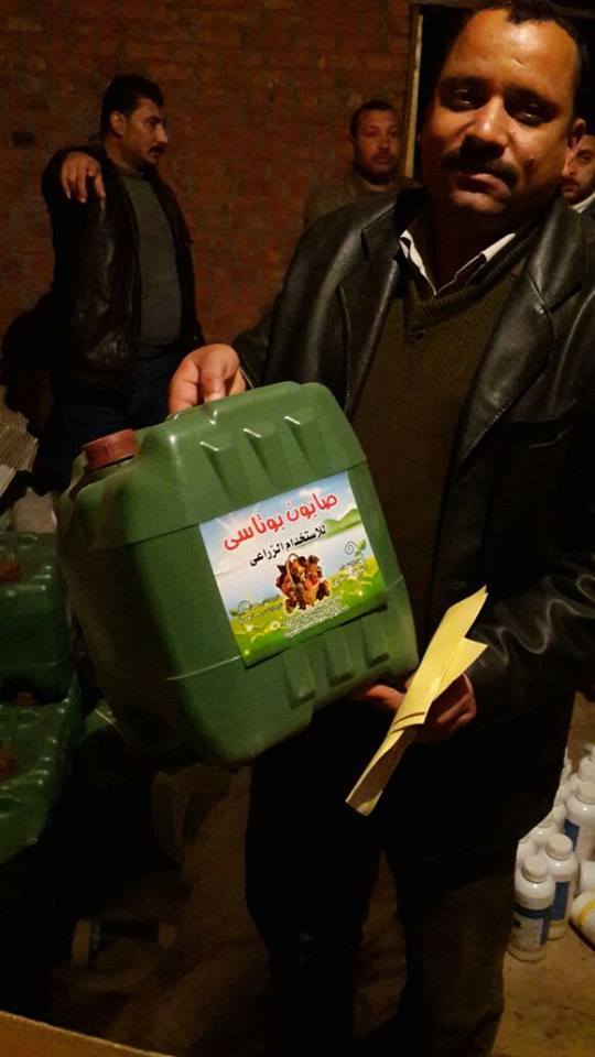 بالصور .. ضبط مصنع لتصنيع الأسمدة والمبيدات المغشوشة ببلبيس 4 10689608_611317542328938_2708011204613738008_n