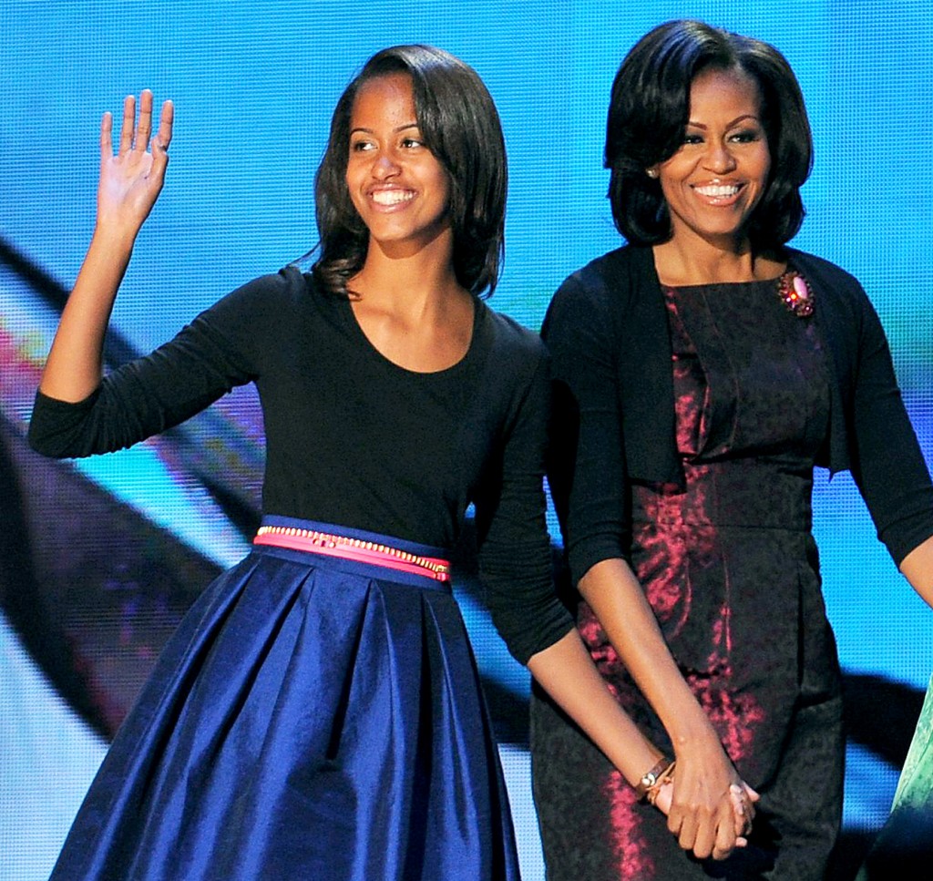 بالصور .. حقيقة حمل ابنة أوباما ذات الـ16 عاما بعد إثارتها للجدل حول العالم 4 1400778545_155691462_malia-obama-michelle-obama-zoom