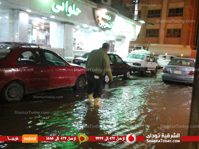 شاهد | انفجار ماسورة صرف صحي بشارع مجمع المصالح بالزقازيق 3 1