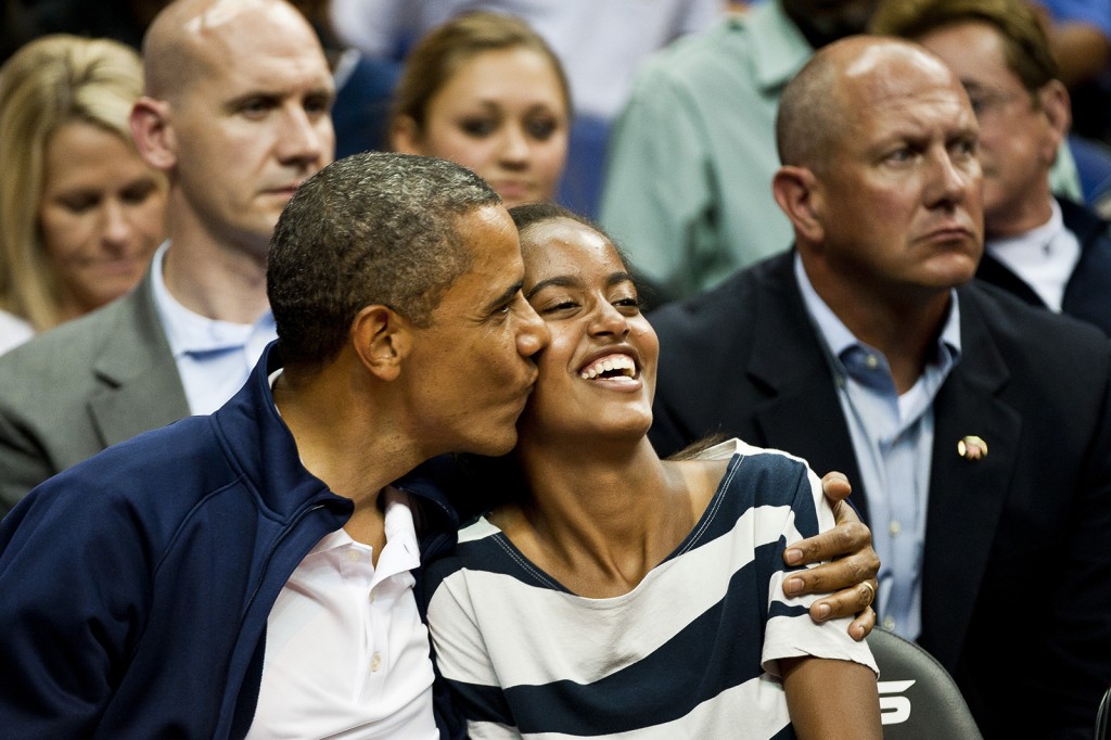 بالصور .. حقيقة حمل ابنة أوباما ذات الـ16 عاما بعد إثارتها للجدل حول العالم 8 Father-Daughter-Kiss-Obama-Sasha-The-Trent