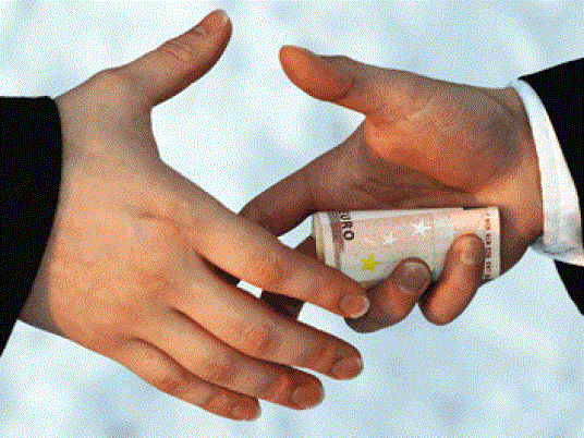 مصر تحتل المرتبة 94 في مؤشر الفساد العالمي 1 f_bribery