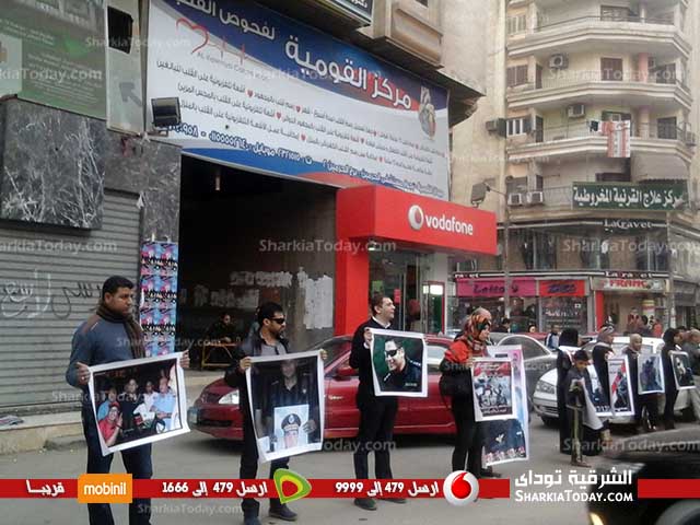 شاهد : وقفة صامتة في الذكرى الأولى للشهيد النقيب «أحمد وحيد» بالزقازيق 3 أهالى الزقازيق يحيون الذكرى الأولى للشهيد النقيب أحمد وحيد (1)