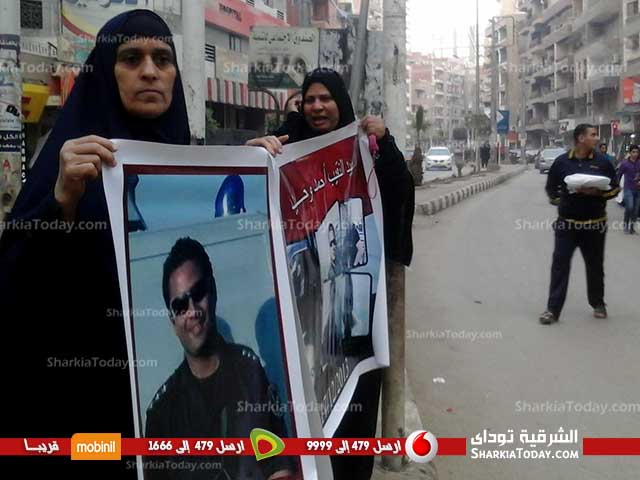 شاهد : وقفة صامتة في الذكرى الأولى للشهيد النقيب «أحمد وحيد» بالزقازيق 2 أهالى الزقازيق يحيون الذكرى الأولى للشهيد النقيب أحمد وحيد (3)