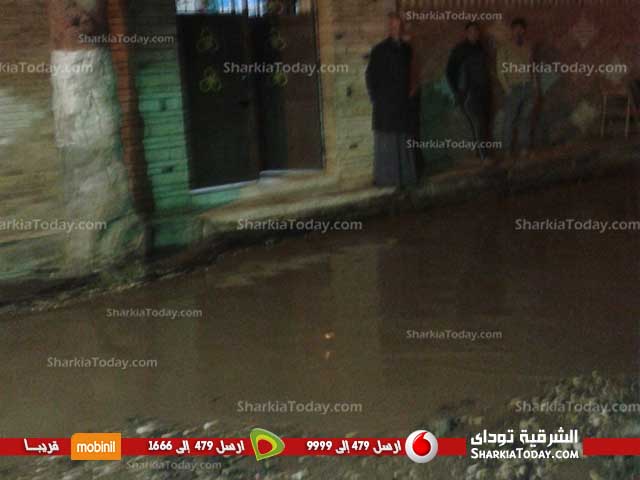 شاهد| انفجار ماسورة صرف أمام مدرسة بكفر الزقازيق 2 انفجار ماسورة صرف أمام مدرسة بكفر الزقازيق (3)