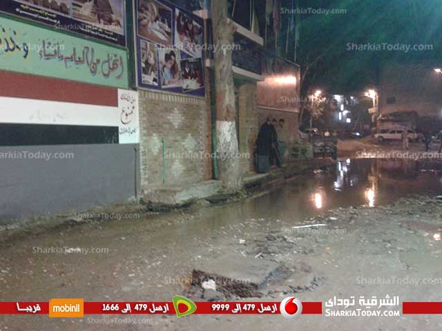 شاهد| انفجار ماسورة صرف أمام مدرسة بكفر الزقازيق 1 انفجار ماسورة صرف أمام مدرسة بكفر الزقازيق (4)