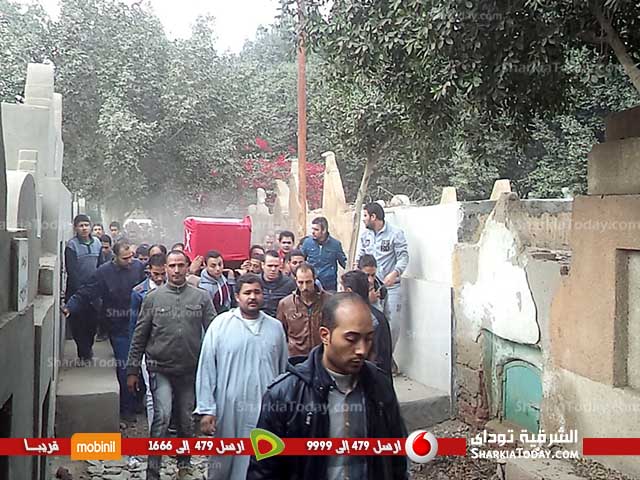 تشييع جنازة «إبراهيم علي» بمسقط رأسه بقرية شيبة بالزقازيق بعد سقوط طائرته في أحدالمهام التدريبية 3 تشييع جنازة «إبراهيم علي» بمسقط رأسه بقرية شيبة بالزقازيق بعد سقوط طائرته في أحدالمهام التدريبية (1)
