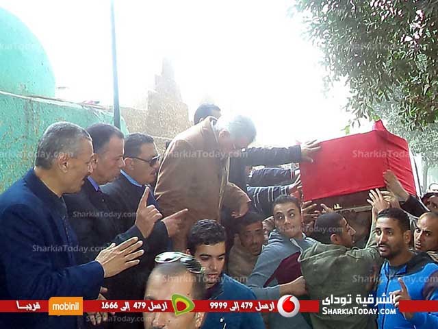 تشييع جنازة «إبراهيم علي» بمسقط رأسه بقرية شيبة بالزقازيق بعد سقوط طائرته في أحدالمهام التدريبية 2 تشييع جنازة «إبراهيم علي» بمسقط رأسه بقرية شيبة بالزقازيق بعد سقوط طائرته في أحدالمهام التدريبية (3)