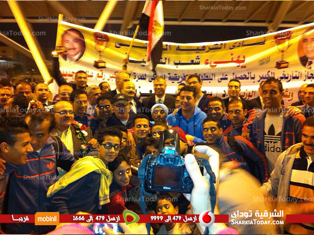 بالصور : رئيس نادى الشرقية والجماهير تستقبل بطل هوكى 1 هوك2