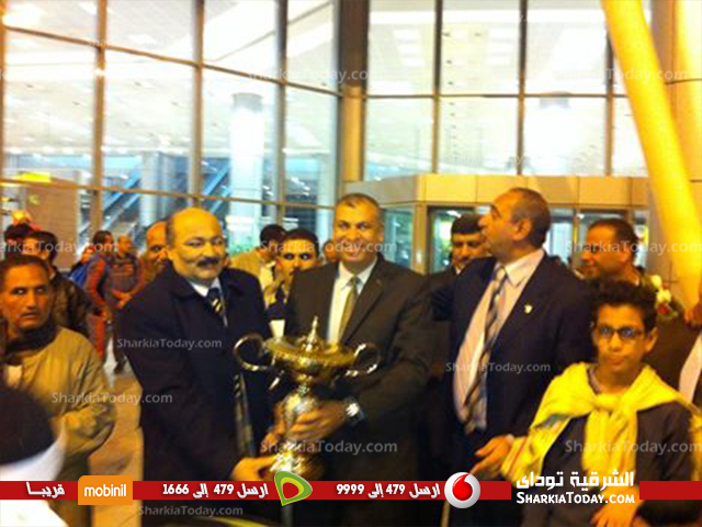 بالصور : رئيس نادى الشرقية والجماهير تستقبل بطل هوكى 4 هوكي1