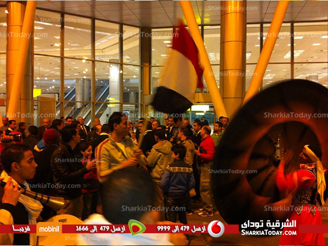 بالصور : رئيس نادى الشرقية والجماهير تستقبل بطل هوكى 2 هوكي3