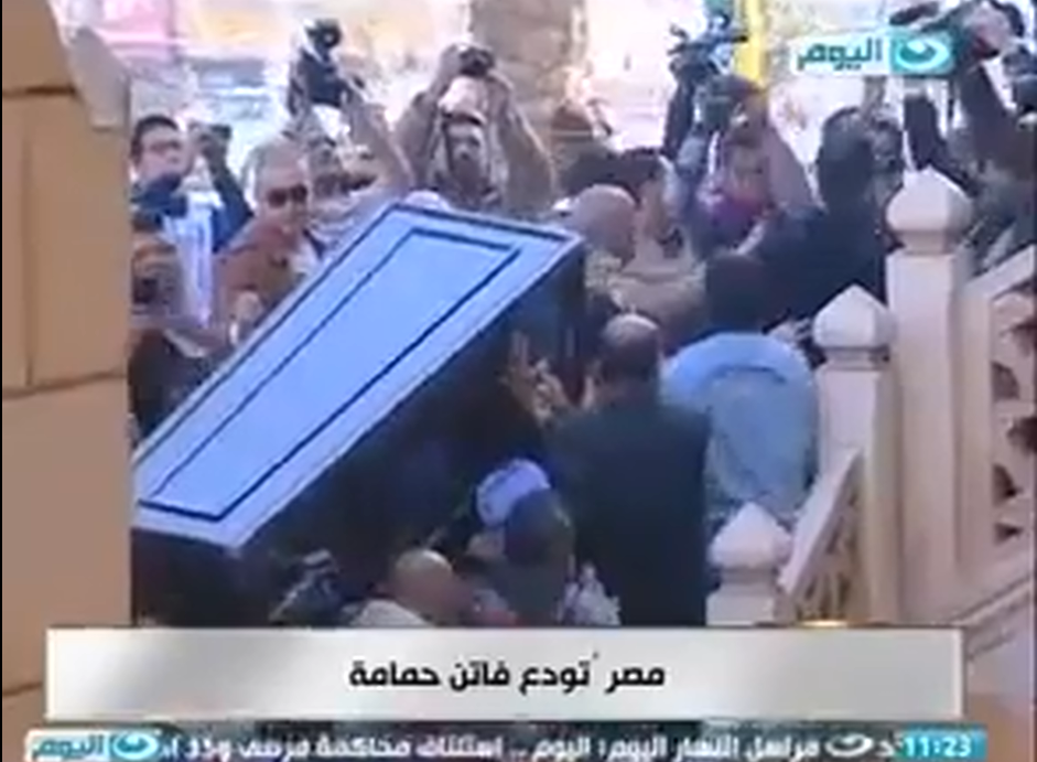 بالفيديو .. لحظة وصول جثمان "فاتن حمامة" إلى مسجد الحصرى بـ6 أكتوبر 1 01