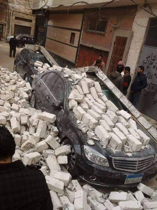 بالصور .. انهيار كافيه ولوحة إعلانات و سقوط مئذنه مسجد بالإسكندرية 4 10277609_937953272884046_5396702002794909179_n