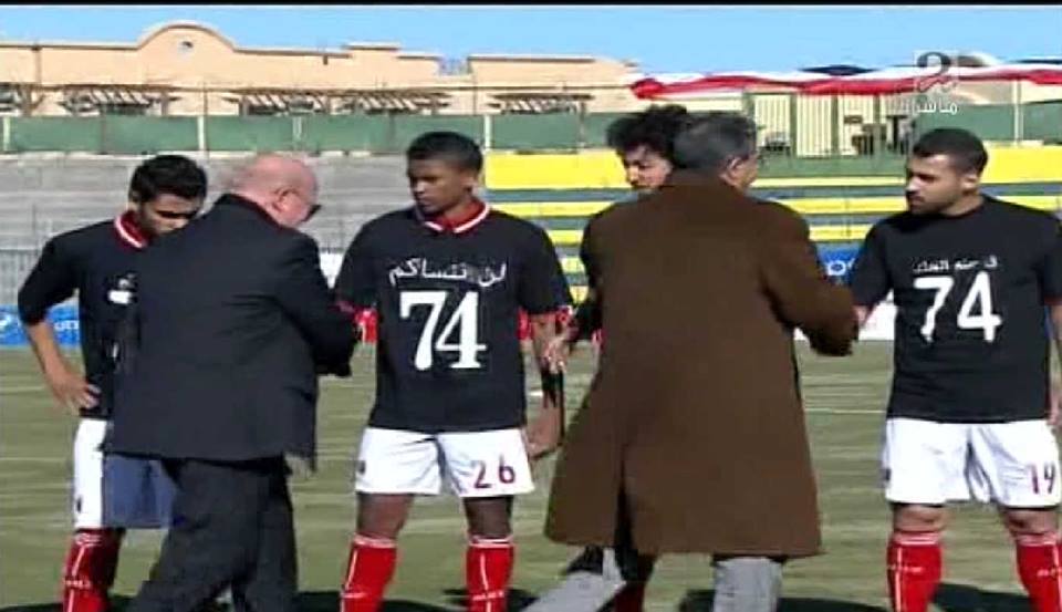 بالصور .. لاعبو الأهلى يرتدون قمصان تحية للشهداء .. ويحملون لافتة "شهداؤنا وسام على صدورنا" 4 10419979_1035299989826476_5586672152093979155_n